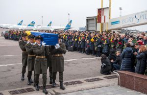 На злітній смузі попрощалися з тими, хто не повернувся з іранського рейсу